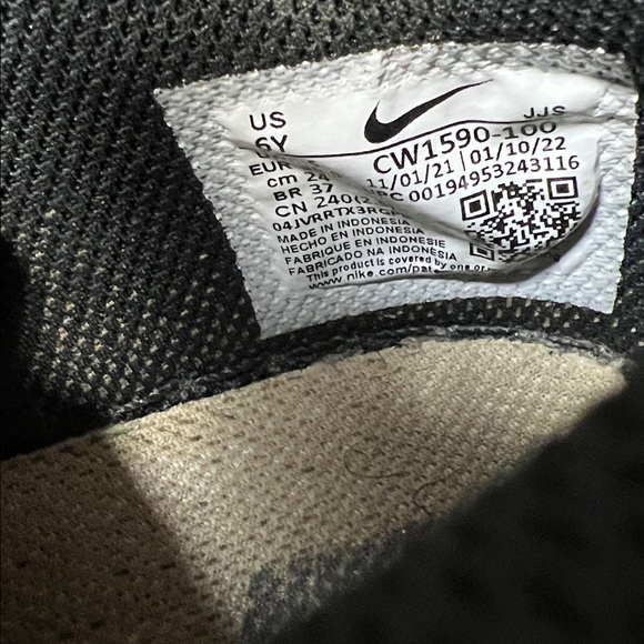 Nike Dunk Low Black and White, Size: 6Y - Picture 7 of 7